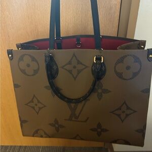 LV OnTheGo only used twice still in perfect condition.